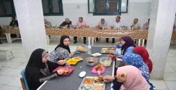 إفطار رئيس جامعة سوهاج مع طالبات المدينة الجامعية (صور)