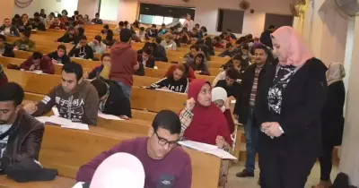 عميد حاسبات عين شمس تتفقد لجان امتحانات الترم الأول