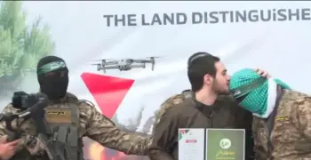 تصرف غريب من أسير إسرائيلي مع عناصر حماس