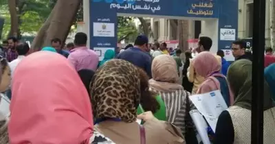 ملتقى «شغلني» الخامس للتوظيف .. إقبال كثيف من الشباب والسبب تغريدة «ساويرس»