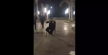 موسيقي يعزف لمرضى كورونا أمام مستشفى العزل في الإسماعيلية