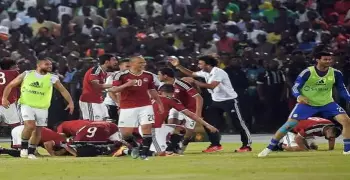 على طريقة الأفلام.. «نجم منتخب مصر» يستعيد حقيبة فتاة من سارق بالشارع
