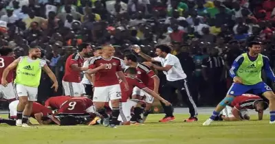 على طريقة الأفلام.. «نجم منتخب مصر» يستعيد حقيبة فتاة من سارق بالشارع