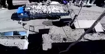 شاب ينتحر بإلقاء نفسه أسفل سيارة نقل في سوهاج (فيديو)