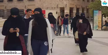 طالبات بالجامعة الأمريكية يتضامنّ مع المنتقبات بعد قرار منع ارتداءه (صور)