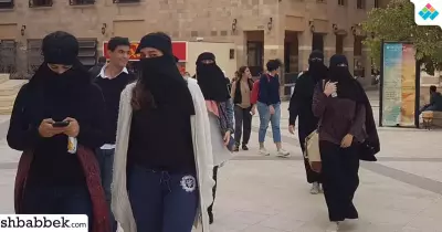 طالبات بالجامعة الأمريكية يتضامنّ مع المنتقبات بعد قرار منع ارتداءه (صور)