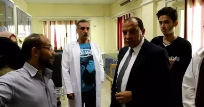 رئيس جامعة بني سويف يتفقد إجراءات الكشف على الطلاب