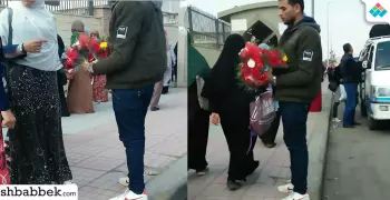 شاب ينتظر طالبة أمام جامعة الأزهر بـ«الدبدوب».. شاهد صور الحب على أبواب الأزهر
