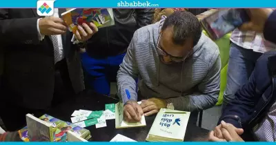 «حاجة  قليلة الأدب، لكنها رقصت».. في حفل توقيع الكاتب أحمد عبد العزيز (فيديو)