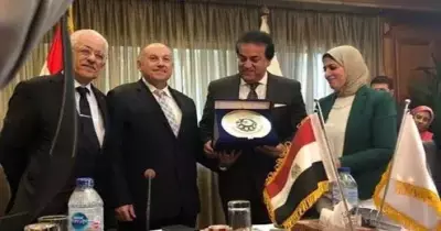 وزير التعليم العالي يكرم نائبه السابق لشئون البحث العلمي