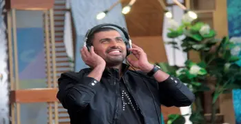 محمد سامي يطلب البركة في الكنيسة ويؤدي طقس خاص بصلاة الأقباط