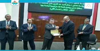 صور| رئيس جامعة بنها يكرم عددا من الأساتذة والطلاب في تدشين خطة 2022