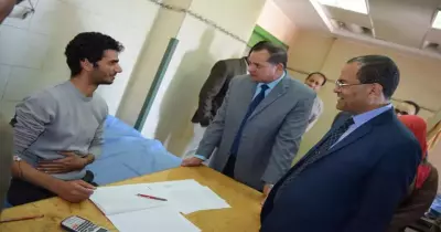 رئيس جامعة سوهاج يزور طالب يمتحن في المستشفى الجامعي