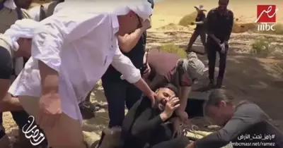 شاهد.. محمود حميدة يخلع البنطلون لرامز جلال