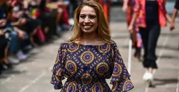 مصممة أزياء وكاتبة بقدميها.. كيف تكون الحياة بدون ذراعين؟