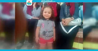 «مامي اتخرجت».. طفلة تشارك في حفل تخرج والدتها الطالبة