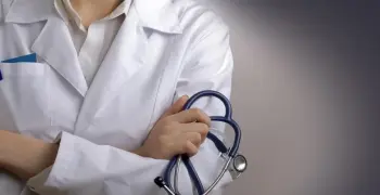بعد إنقاذها راكبا من الموت على متن رحلة مصر للطيران.. مطالبات بتكريم طبيبة مصرية مجهولة