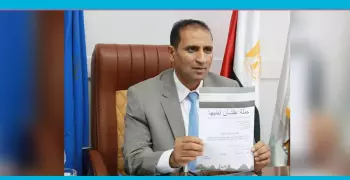 بالصور.. قيادات وطلاب جامعة أسوان يوقعون استمارة «علشان تبنيها»