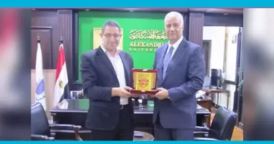 أستاذ بجامعة الإسكندرية يفوز بجائزة البحث العلمي المتميز
