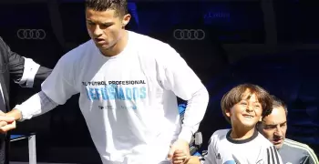 بالصور.. استقبال "رونالدو" لعائلة "عبد المحسن" بنادي "ريال مدريد"