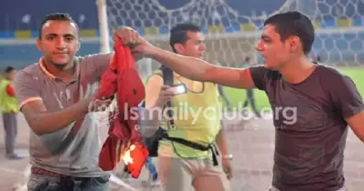 جمهور الإسماعيلي يحرق علم الأهلي وصفحة النادي تنشرها على "فيس بوك"