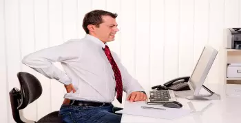 انفوجراف| طريقة الجلوس الآمن أمام الكمبيوتر