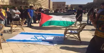 حرق علم إسرائيل بالجامعة الأمريكية تضامنا مع فلسطين