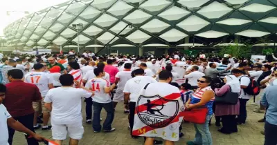 جماهير الزمالك تحتشد أمام ملعب السوبر (صور)