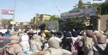 صور| طلاب الثانوية يواصلوان احتجاجهم على الـ10درجات