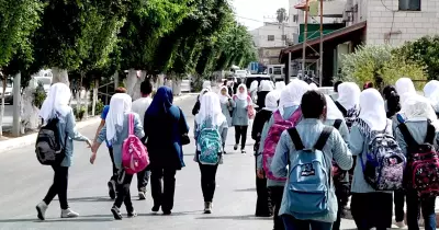 لطالبات إعدادي وثانوي.. وانتي رايحه المدرسة خلي بالك!