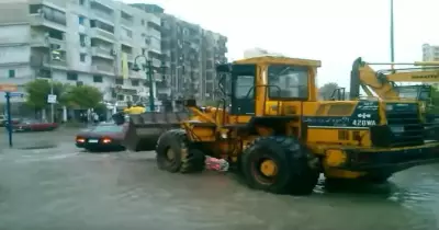 «بلدوزر» يتحول إلى وسيلة نقل في الأسكندرية (فيديو)