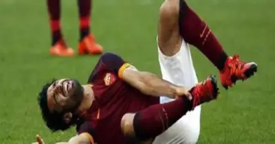 لاعب لاتسيو يوجه رسالة لـ«صلاح» بـ4 لغات بعد التسبب في إصابته