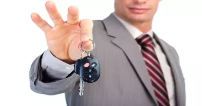 شاهد| كيف تفتح سيارتك بدون مفتاح؟
