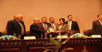 صور| «عين شمس» تهدي «الفتاة الإزيدية» منحة ودرع