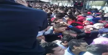 صور| تدافع طلاب جامعة حلوان لدخول الامتحانات