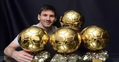 ميسي «يداعب» الكرة الذهبية الخامسة