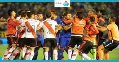 شاهد| أغرب مباراة في العالم تتحول لـ«حلبة مصاراعة»