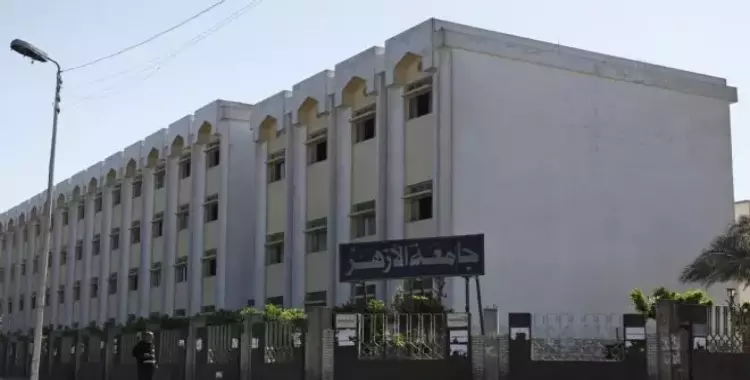  أمن جامعة الأزهر يطرد أوائل الخريجين من مبنى الإدارة 