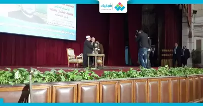 جابر نصار يهدى وزير الأوقاف درع الجامعة