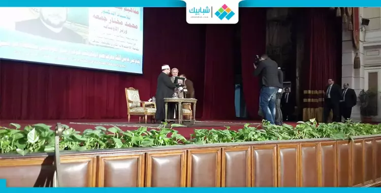  جابر نصار يهدى وزير الأوقاف درع الجامعة 