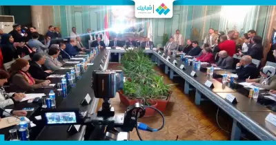 «عين شمس» تهدي درع الجامعة لرئيس مجلس النواب