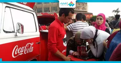 صور| «كوكاكولا وشاي ليبتون» مجانا بجامعة القاهرة