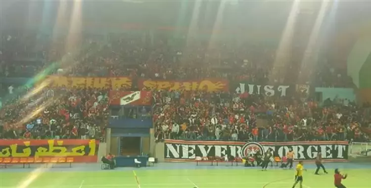  صور| الألتراس يقتحم ملعب مباراة السلة بين الأهلي والزمالك 