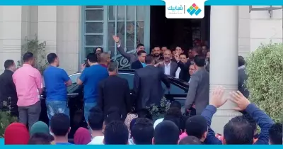 صور| وصول أشرف عبد الباقي جامعة عين شمس