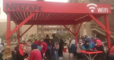 شركات تنظم حملات دعائية بجامعة حلوان (صور)