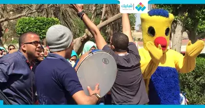 «ميكي» يحتفل بطلاب تجارة عين شمس