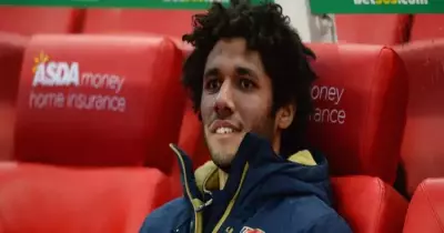 «النني» يحتفل بفوز مصر بتنظيم كأس العالم للسلة