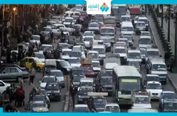 نامت ولعبت يوجا فوق السيارة.. فتاة كوبري أكتوبر تثير جدل وتشل حركة المرور (فيديو)