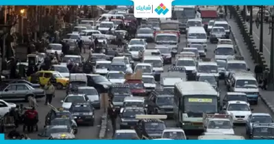 نامت ولعبت يوجا فوق السيارة.. فتاة كوبري أكتوبر تثير جدل وتشل حركة المرور (فيديو)