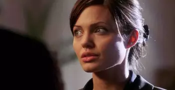 فيلم السهرة.. أنجلينا جولي في «Taking Lives» على «Mbc2»